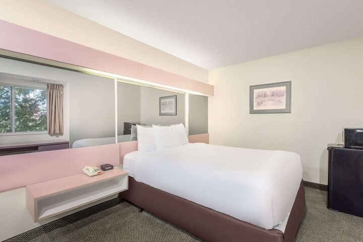 Room 5 of 16