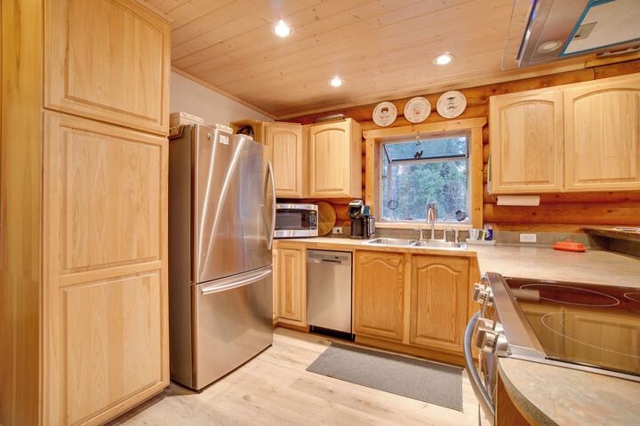 Donnelly Cabin w / Private Deck: Near Lake Cascade!