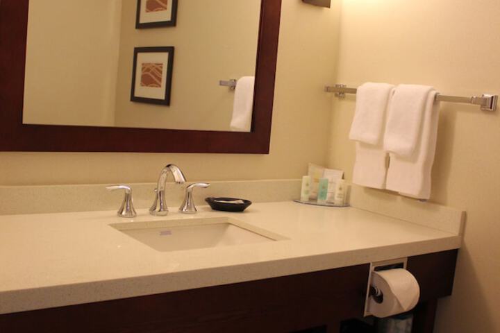 Comfort Inn & Suites Edmonton International Airport