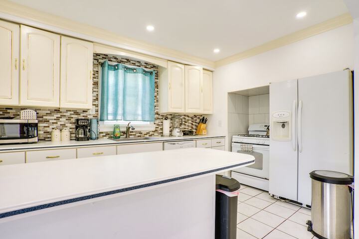 4 Mi to Nyc Shared Yard: Englewood Apartment!