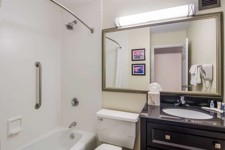 Comfort Inn & Suites Pittsburgh Fox Chapel