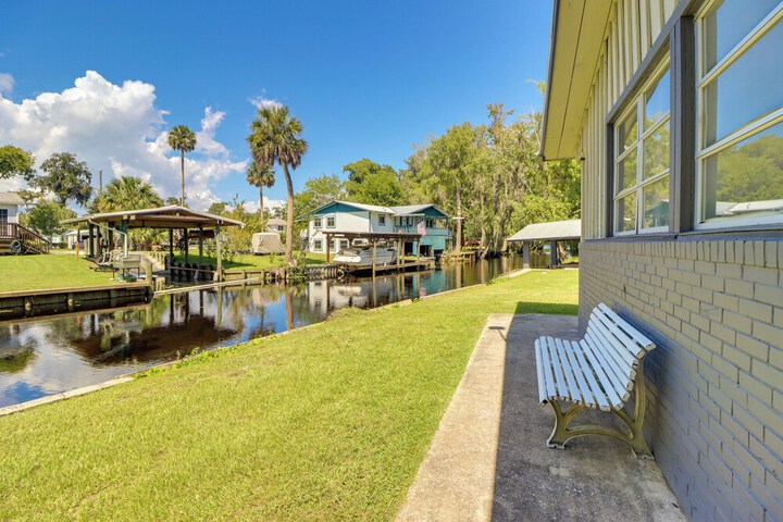 Charming Canalfront Retreat w / Double Boat Slip!