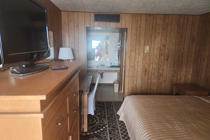 First Inn by OYO Quinter Hwy 70