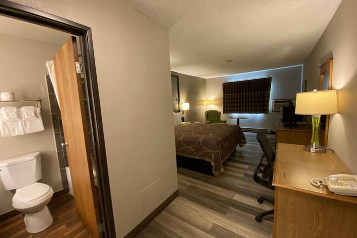 Super 8 by Wyndham Green Bay Near Stadium