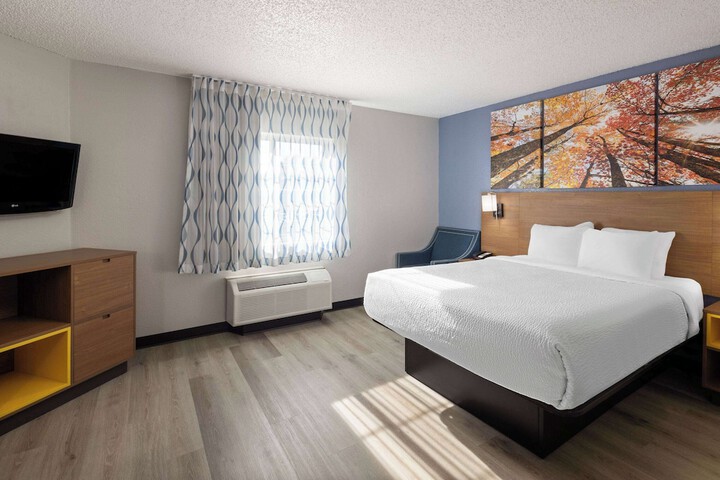Days Inn & Suites by Wyndham Green Bay WI.