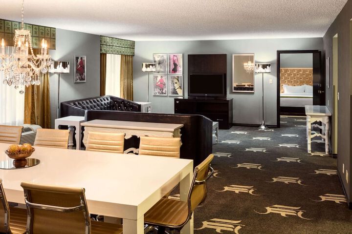 Room 9 of 38