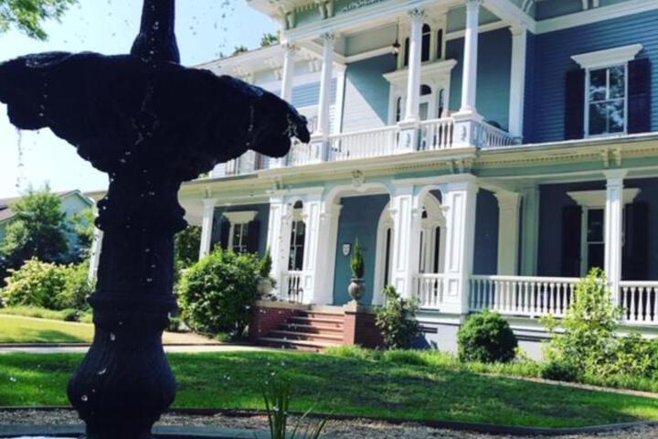 Elmwood 1820 Bed & Breakfast Inn