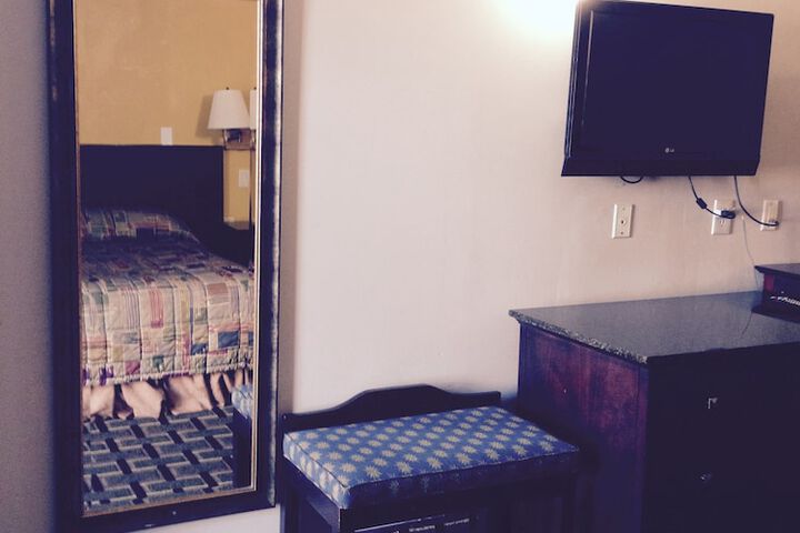 Room 4 of 16