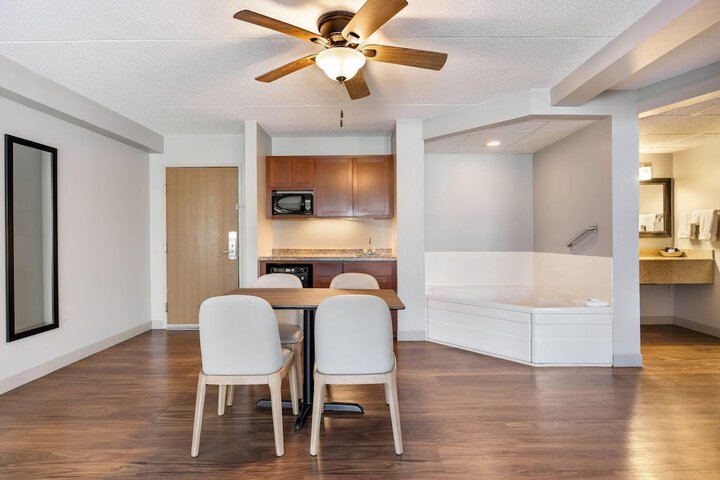 AmericInn by Wyndham Valley City - Conference Center