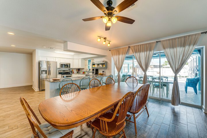 Breezy Englewood Condo w / Community Pool!