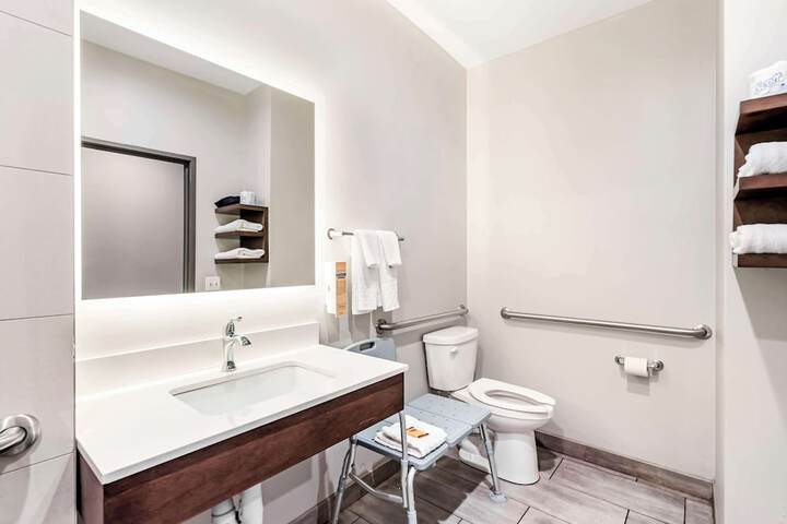 Best Western Plus Bourbonnais Hotel & Suites