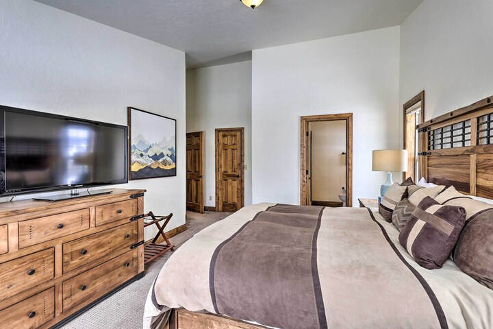 Luxe Rocky Mtn Retreat w / Hot Tub - by Winter Park