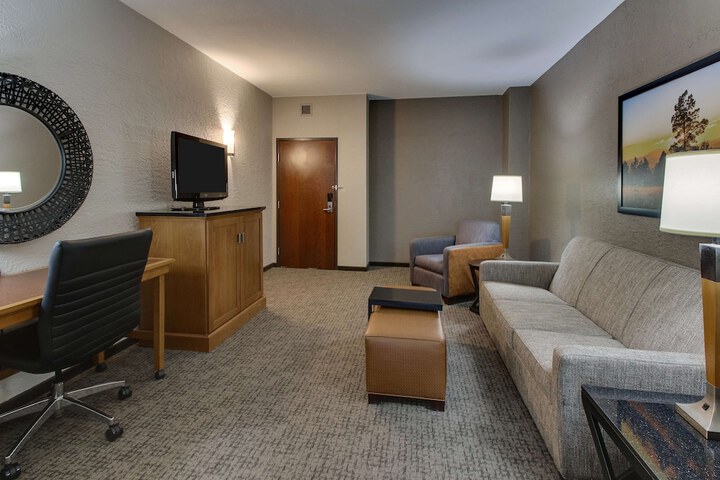 Room 27 of 82