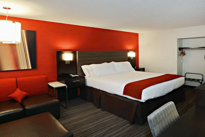 Room 12 of 25