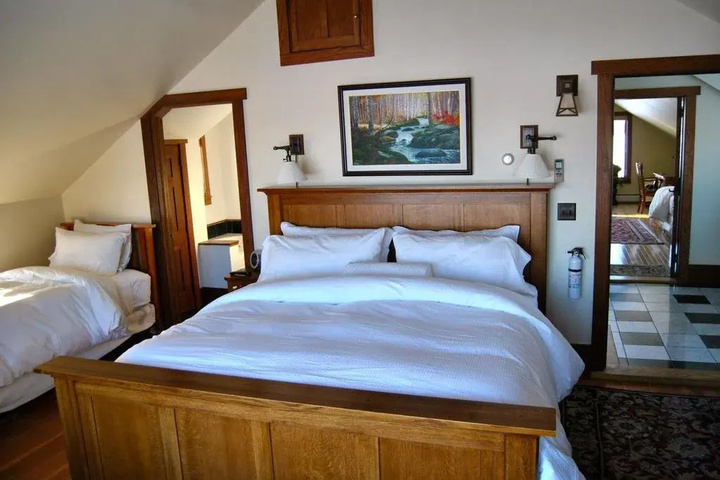 White Pillars Lodging