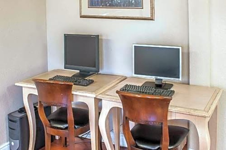Rodeway Inn & Suites