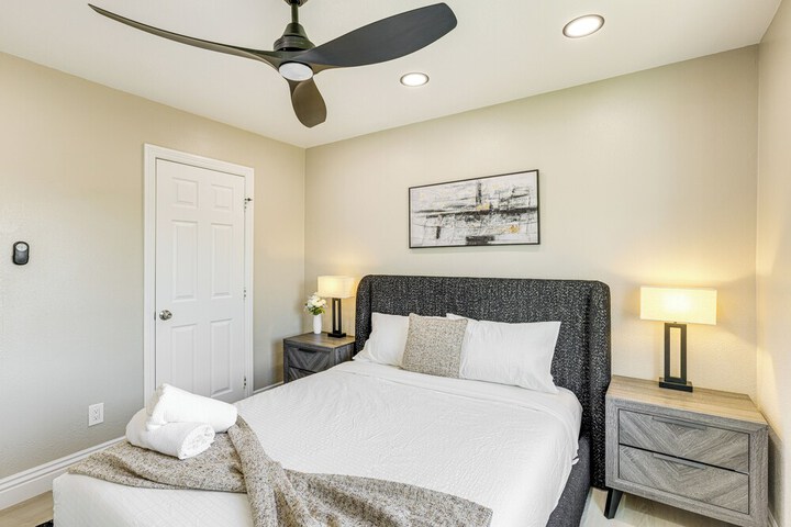 Mtn-view Gem w / Private Yard: Luxe Beaumont Home
