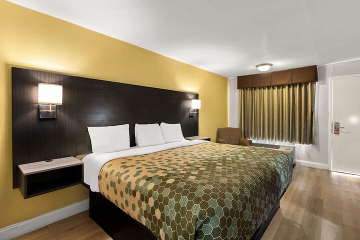 Room 21 of 34
