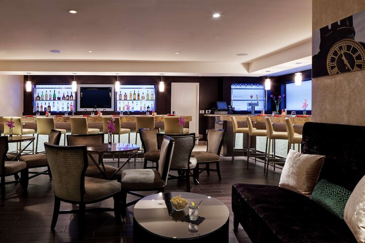 Lounge 44 of 56
