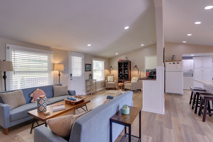 Harpers Ferry Home w / Private Pool & Hot Tub!