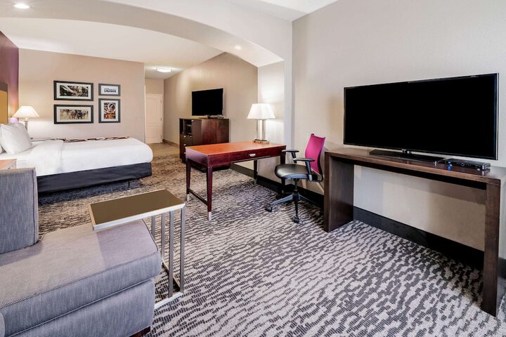 La Quinta Inn & Suites by Wyndham DFW Airport West - Bedford
