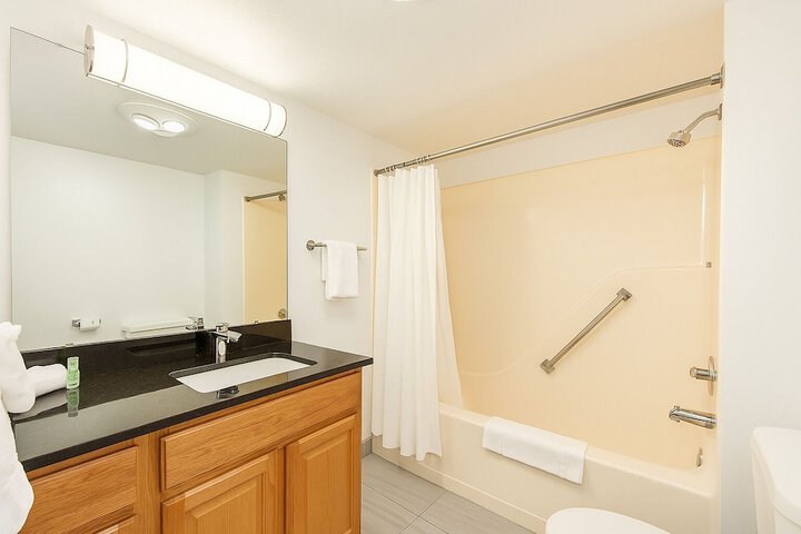 Oyster Bay Inn & Suites