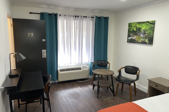 Room 28 of 103