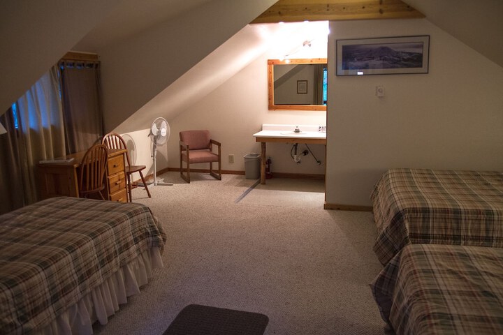 Whittakers Motel & Historic Bunkhouse