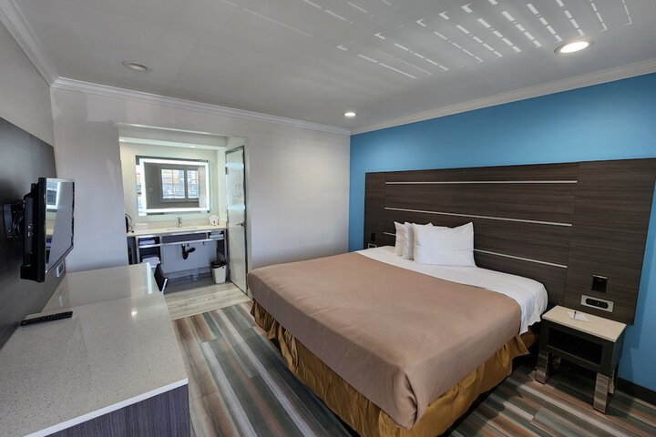 Travelodge by Wyndham Fullerton Near Anaheim