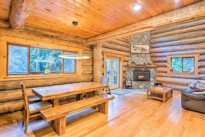 Riverfront Gold Bar Log Cabin Near Stevens Pass!