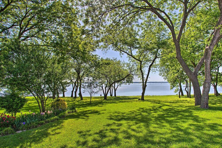 Walk to Lake! Rowlett Escape w / Fire Pit & Views