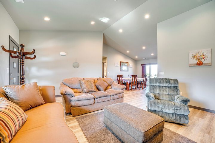 Charming Home Half-mi to Potholes State Park