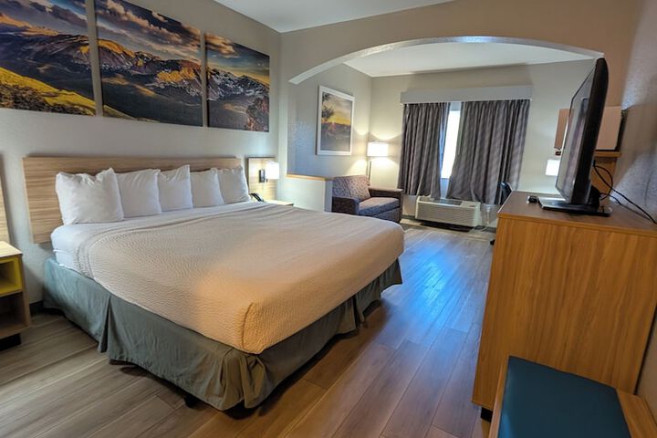 Days Inn & Suites by Wyndham Castle Rock