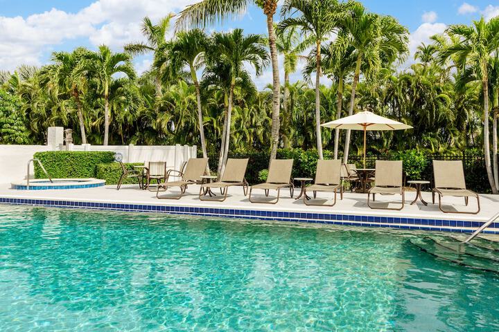 Olde Marco Island Inn and Suites