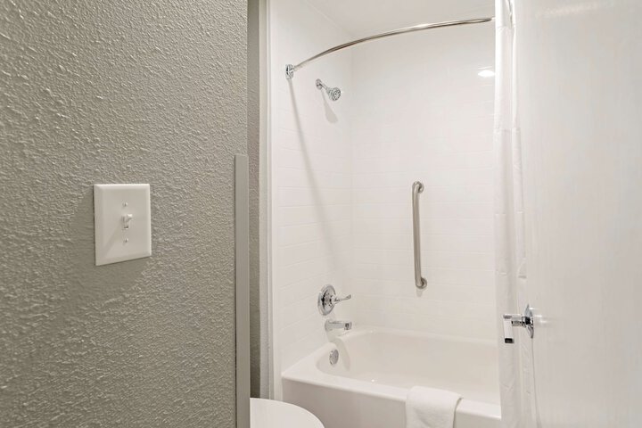 Best Western Plus Cleveland Inn & Suites
