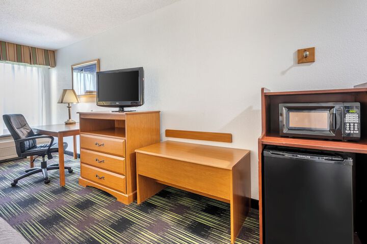 Quality Inn & Suites Near Amish Country