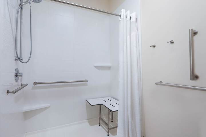 Holiday Inn & Suites Sioux Falls - Airport by IHG