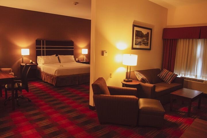 Holiday Inn Express & Suites Cumberland - La Vale by IHG