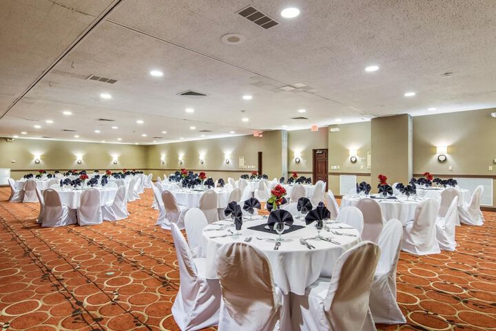 Ballroom/Hall 26 of 28