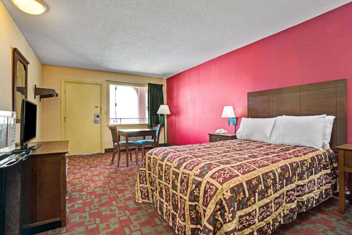 Room 4 of 12