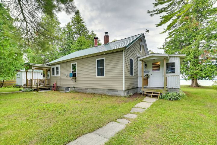 Lakefront Michigan Abode w / Deck & Fire Pit!