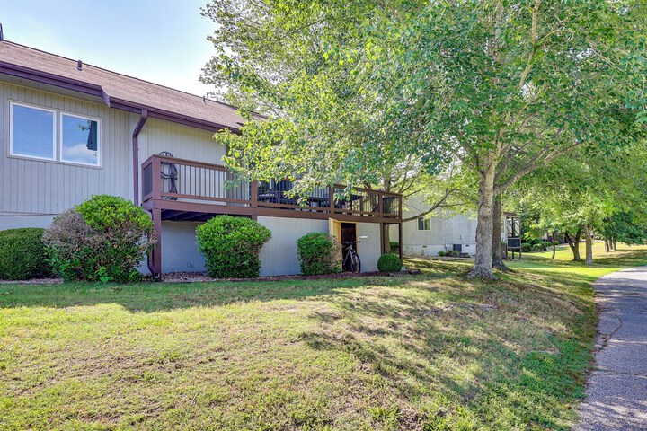 Bella Vista Home w / Deck + Trails: on Golf Course!