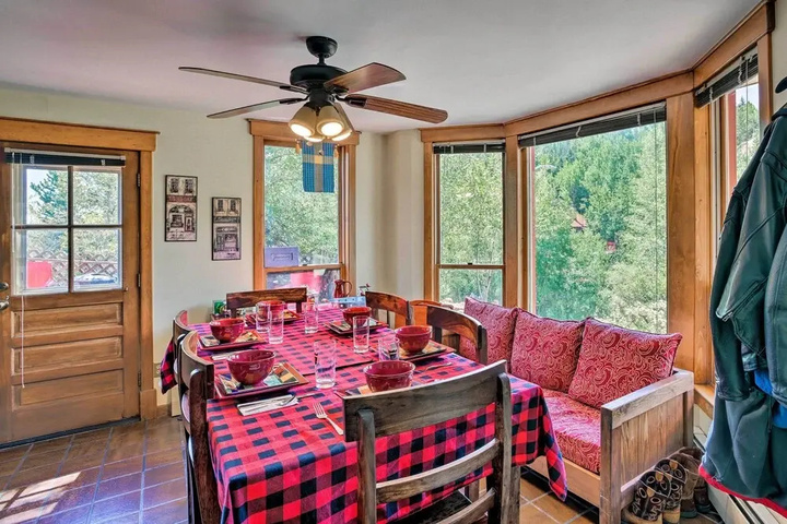 Cozy Home w / Deck & Mtn Views Walk to Casinos