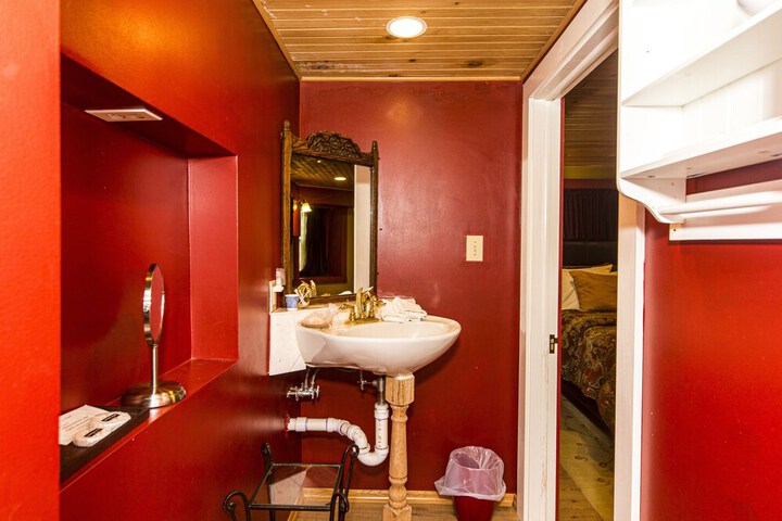 Stone Manor Boutique Inn
