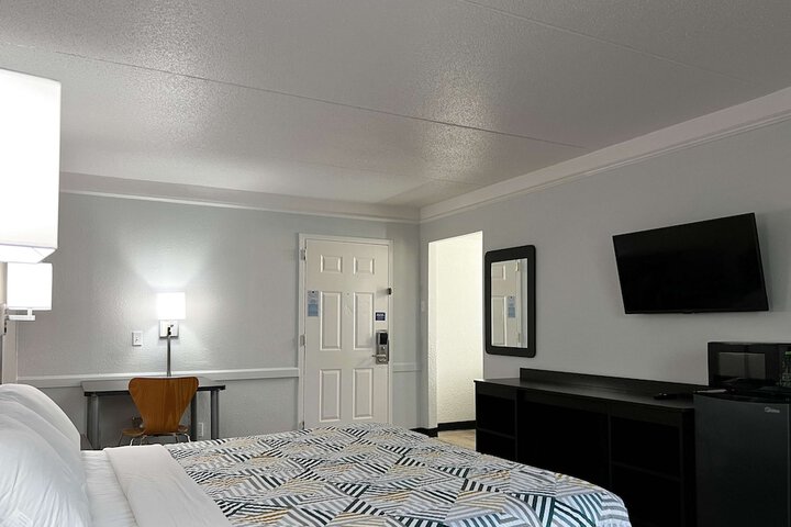 Room 18 of 25