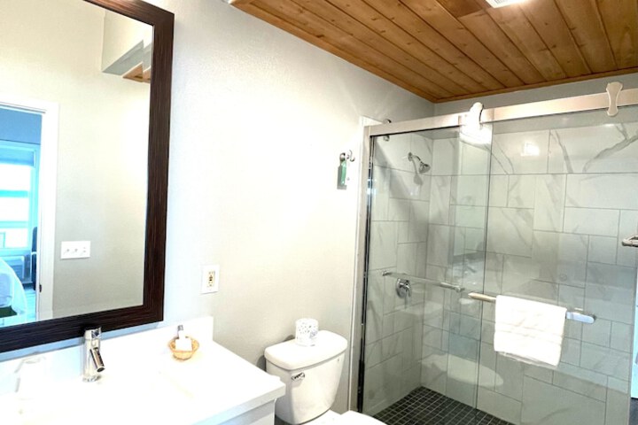 Tides Inn & Suites
