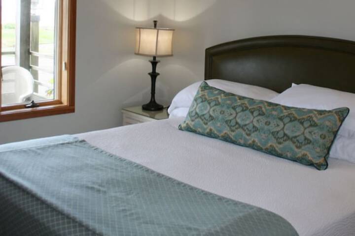 The Waves / The Argonauta Inn/The White Heron Lodge