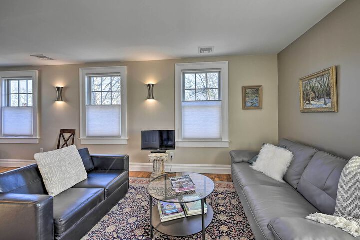 Bright Apartment - 1 / 2 Mi to Greenport Harbor!