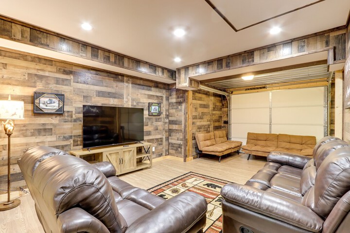 Private Ellijay Cabin w / Hot Tub & Amenities!