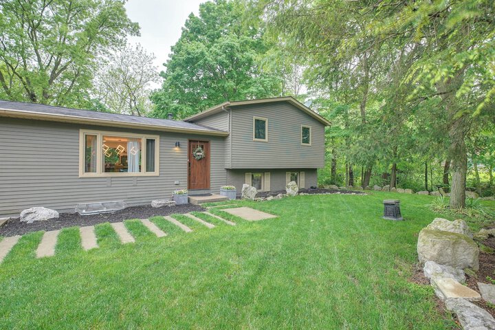 Spacious Riverfront Delaware Home w / Views